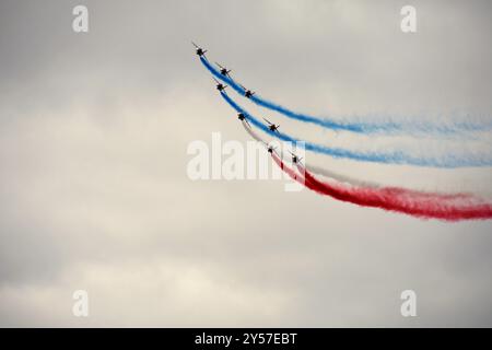 Die Patrouille de France (PAF) ist die offizielle Kunstflugpatrouille der 1953 gegründeten französischen Luftwaffe l’Armée de l’Air. Piloten fliegen Dassault Jet Stockfoto