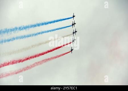 Die Patrouille de France (PAF) ist die offizielle Kunstflugpatrouille der 1953 gegründeten französischen Luftwaffe l’Armée de l’Air. Piloten fliegen Dassault Jet Stockfoto