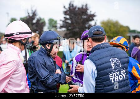 Southwell, Vereinigtes Königreich, Freitag, 20. September 2024; die Jockeys Rachel Richardson, Ryan Moore, Wayne Lordan, Dean Gallagher und Brett Doyle erhalten Anweisungen von City of Troy Trainer Aidan O’Brien, vor dem öffentlichen Galopp von City of Troy auf der Rennstrecke, um einen Riss beim Breeders' Cup Classic 2024 vorzubereiten. Credit JTW equine Images / Alamy Stockfoto