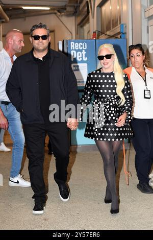 VENEDIG, ITALIEN - 2. SEPTEMBER: Lady Gaga und Michael Polansky kommen am 81. September im Flughafen des Internationalen Filmfestivals von Venedig an Stockfoto