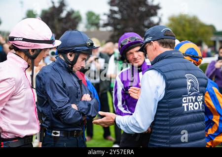 Southwell, Vereinigtes Königreich, Freitag, 20. September 2024; die Jockeys Rachel Richardson, Ryan Moore, Wayne Lordan, Dean Gallagher und Brett Doyle erhalten Anweisungen von City of Troy Trainer Aidan O’Brien, vor dem öffentlichen Galopp von City of Troy auf der Rennstrecke, um einen Riss beim Breeders' Cup Classic 2024 vorzubereiten. Credit JTW equine Images / Alamy Stockfoto