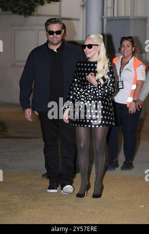 VENEDIG, ITALIEN - 2. SEPTEMBER: Lady Gaga und Michael Polansky kommen am 81. September im Flughafen des Internationalen Filmfestivals von Venedig an Stockfoto