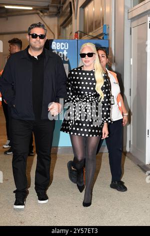 VENEDIG, ITALIEN - 2. SEPTEMBER: Lady Gaga und Michael Polansky kommen am 81. September im Flughafen des Internationalen Filmfestivals von Venedig an Stockfoto