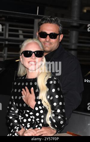 VENEDIG, ITALIEN - 2. SEPTEMBER: Lady Gaga und Michael Polansky kommen am 81. September im Flughafen des Internationalen Filmfestivals von Venedig an Stockfoto