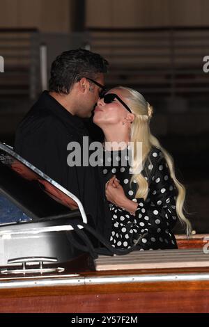VENEDIG, ITALIEN - 2. SEPTEMBER: Lady Gaga und Michael Polansky kommen am 81. September im Flughafen des Internationalen Filmfestivals von Venedig an Stockfoto