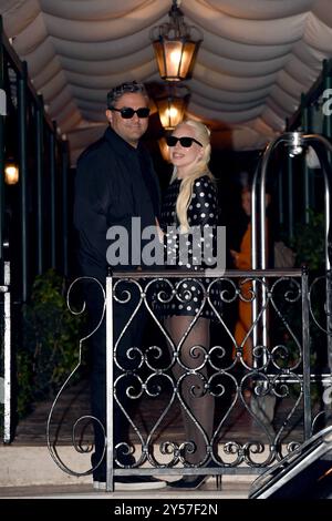 VENEDIG, ITALIEN - 2. SEPTEMBER: Lady Gaga und Michael Polansky kommen am 81. September im Flughafen des Internationalen Filmfestivals von Venedig an Stockfoto