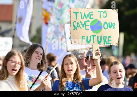 Wien, Österreich. September 2024. Klimaanschlag von Fridays for Futures im Lichte der Hochwasserkatastrophe in Österreich. Quelle: Franz Perc/Alamy Live News Stockfoto