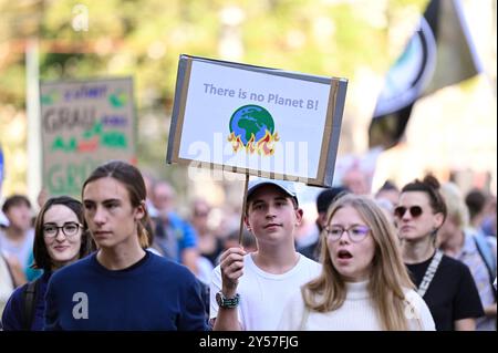 Wien, Österreich. September 2024. Klimaanschlag von Fridays for Futures im Lichte der Hochwasserkatastrophe in Österreich. Quelle: Franz Perc/Alamy Live News Stockfoto