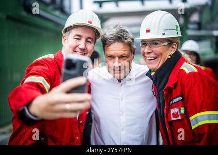 Robert Habeck (Bündnis 90/die Grünen), Bundesminister für Wirtschaft und Klimaschutz und Vizekanzler, fotografierte am 18. September 2024 in Osnabrück während eines Besuchs im Stahlwerk Georgsmarienhütte mit GMH-Geschäftsführerin Anne-Marie Grossmann und Dr. Alexander Becker, CEO der GMH Gruppe fotografiert als offizieller Fotograf/Foto aufgenommen als offizieller Fotograf Stockfoto