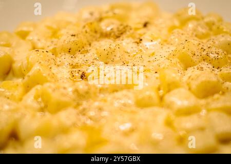 Gnocchi al Castelmagno. Wenn die hausgemachten Gnocchi den König der Käsesorten treffen. Stockfoto