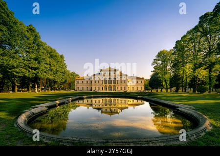 Die Tesoriera Villa in ihrem omonimösen Park. Ein Park aus dem 17. Jahrhundert, der von der modernen Stadt geschlossen ist. Stockfoto