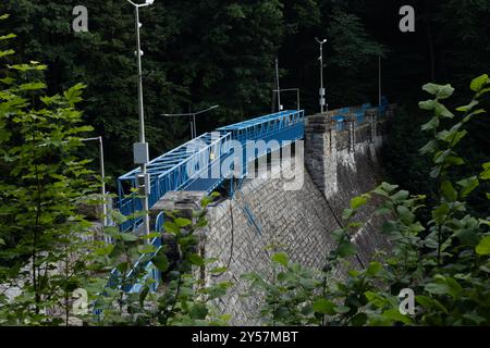 Miedzygorze, Polen - 19. Juni 2024: Ein Steindum am Wilczka-Fluss. Hochwasservorratsbehälter. Stockfoto