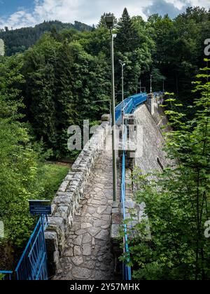 Miedzygorze, Polen - 19. Juni 2024: Ein Steindum am Wilczka-Fluss. Hochwasservorratsbehälter. Stockfoto