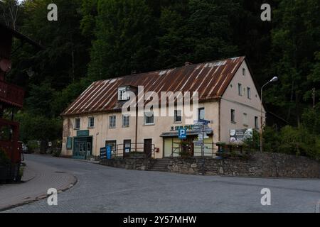 Miedzygorze, Polen - 19. Juni 2024: Häuser und Geschäfte in der Hauptstraße des Ferienortes Miedzygorze im Snieznik-Massiv. Stockfoto