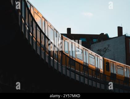 Eine U-Bahn fährt in Berlin in der Nähe des Schlesischen Tors. Stockfoto