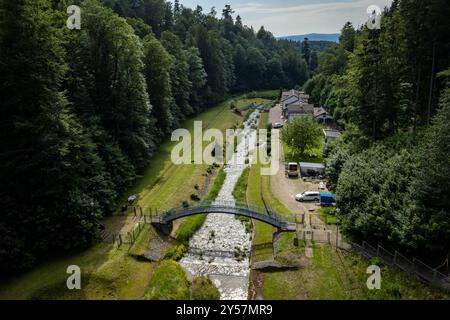 Miedzygorze, Polen - 19. Juni 2024: Blick auf die Westseite von einem Steindamm auf dem Wilczka-Fluss. Hochwasservorratsbehälter. Stockfoto