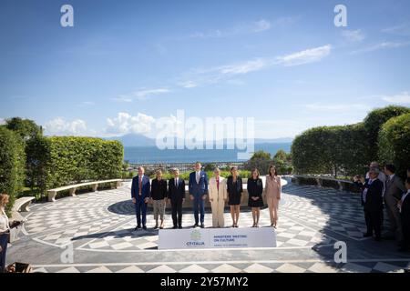 Neapel - Neapel 20-09-2024 Königspalast G7 der Kultur Familienfoto von links Ernesto Ottone Ramirez, stellvertretender Generaldirektor für Kultur UNESCOChris Bryant Abgeordneter Minister für Kreativwirtschaft, Kunst und Tourismus des Vereinigten Königreichs, Katja Keul Staatsministerin für internationale Kulturpolitik Deutschlands, Moriyama Masahito Minister für Bildung, Kultur, Sportwissenschaft und Technologie Japans, Alessandro Giuli Kulturminister Italiens, Isabelle Mondou Stellvertretende Ministerin Kanadische Kulturerbe ude Accary-Bonnery Stellvertretender Generalsekretär des französischen kulturministeriums, Lee Satterfield Acti Stockfoto