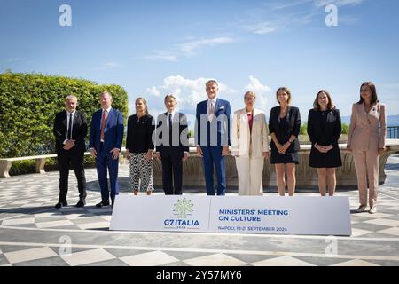 Neapel - Neapel 20-09-2024 Königspalast G7 der Kultur Familienfoto von links Ernesto Ottone Ramirez, stellvertretender Generaldirektor für Kultur UNESCOChris Bryant Abgeordneter Minister für Kreativwirtschaft, Kunst und Tourismus des Vereinigten Königreichs, Katja Keul Staatsministerin für internationale Kulturpolitik Deutschlands, Moriyama Masahito Minister für Bildung, Kultur, Sportwissenschaft und Technologie Japans, Alessandro Giuli Kulturminister Italiens, Isabelle Mondou Stellvertretende Ministerin Kanadische Kulturerbe ude Accary-Bonnery Stellvertretender Generalsekretär des französischen kulturministeriums, Lee Satterfield Acti Stockfoto