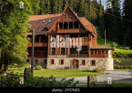 Miedzygorze, Polen - 19. Juni 2024: Alte schöne historische Villenhäuser im Dorf Miedzygorze im Snieznik-Massiv, Woiwode dolnoslaskie Stockfoto