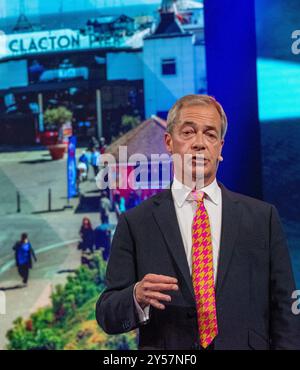 Nigel Farage Leaders Speech REFORM UK. Die Rede endete mit Feuerwerk und Ballons. KONFERENZ 2024 KONFERENZ Bild Garyroberts/worldwidefeatures.com Stockfoto
