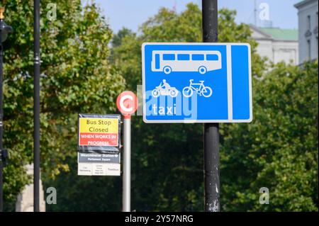 London, Großbritannien. Bus-, Taxi- und Radweg am Victoria Embankment - Bushaltestelle geschlossen Stockfoto