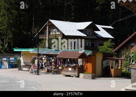 Miedzygorze, Polen - 19. Juni 2024: Häuser und Geschäfte in der Hauptstraße des Ferienortes Miedzygorze im Snieznik-Massiv. Stockfoto