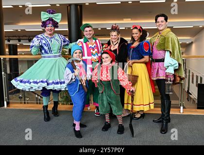 LONDON, ENGLAND: 19. September 2024: Maria Popska und Kate Meczynksa - Dwarf (F) Bakc von links nach rechts - Jamie Steen - Dame Dilly Donut, Charlie Guest - Muddles, Kellie Shirley - Wicked Queen, Mia Overfield - Schneewittchen und Callum Connolly - Prince at Fairfield Halls' Pantomime 2024 - Snow White and the Seven Dwarfs Presseveröffentlichung. Die gesamte Besetzung hat eine sehr süße Persönlichkeit, wenn man sie auf der Bühne sieht. Du wirst sie alle lieben. Verpassen Sie nicht die Live-Show am Freitag, 13. Dezember 2024 - Sonntag, 5. Januar 2025 im Fairfield Ashcroft Theatre in den Fairfield Halls, London, Großbritannien. (Foto von 李世惠/siehe Li/Picture Capital) Stockfoto