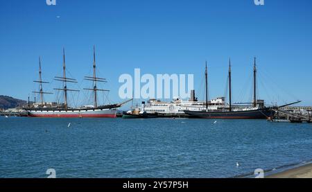 1886 Square-Rigger Balclutha, Eureka Steamboat, C.A. Thayer Lumber Schooner und Eppleton Hall Schaufelradschlepper liegen am Hyde St Pier. Stockfoto