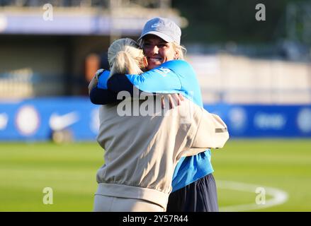 Chelsea's Millie Bright (rechts) begrüßt Rachel Daly von Aston Villa vor dem Spiel der Barclays Women's Super League in Kingsmeadow, Kingston upon Thames. Bilddatum: Freitag, 20. September 2024. Stockfoto