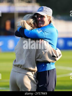 Chelsea's Millie Bright (rechts) begrüßt Rachel Daly von Aston Villa vor dem Spiel der Barclays Women's Super League in Kingsmeadow, Kingston upon Thames. Bilddatum: Freitag, 20. September 2024. Stockfoto