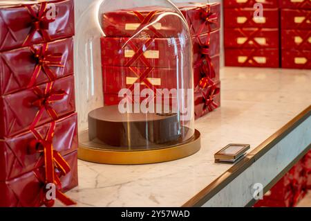 WIEN, ÖSTERREICH - 19. JULI 2024: Das berühmte Café Sacher in Wien, Österreich am 19. Juli 2024 Stockfoto