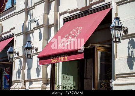 WIEN, ÖSTERREICH - 19. JULI 2024: Das berühmte Café Sacher in Wien, Österreich am 19. Juli 2024 Stockfoto