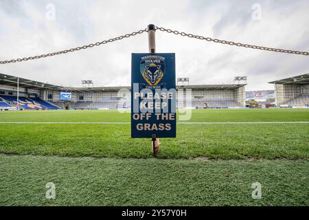 Eine allgemeine Ansicht des Halliwell Jones Stadions und das Schild „Bitte halten Sie sich vom Gras fern“, Heimstadion der Warrington Wolves, während des 27. Spiels der Betfred Super League Warrington Wolves gegen London Broncos im Halliwell Jones Stadium, Warrington, Großbritannien, 20. September 2024 (Foto: Craig Thomas/News Images) Stockfoto