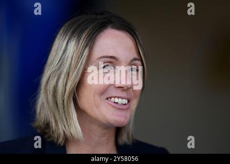 Chelsea's Millie Bright (rechts) begrüßt Rachel Daly von Aston Villa vor dem Spiel der Barclays Women's Super League in Kingsmeadow, Kingston upon Thames. Bilddatum: Freitag, 20. September 2024. Stockfoto