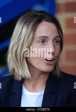 Chelsea's Millie Bright (rechts) begrüßt Rachel Daly von Aston Villa vor dem Spiel der Barclays Women's Super League in Kingsmeadow, Kingston upon Thames. Bilddatum: Freitag, 20. September 2024. Stockfoto