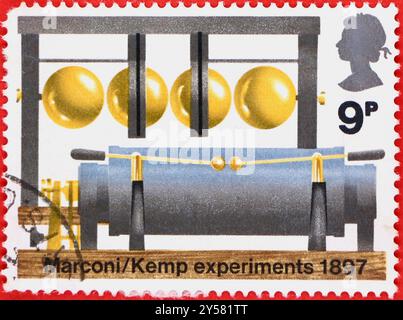 Foto einer 9-Pence-britischen Briefmarke aus der Serie 1972 Rundfunkjubiläen 75 Jahre Marconi/Kemp Experiments 1897 Stockfoto