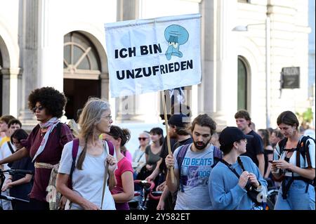 Wien, Österreich. September 2024. Klimaanschlag von Fridays for Futures im Lichte der Hochwasserkatastrophe in Österreich. Banner mit der Aufschrift „Ich bin unzufrieden“ Stockfoto