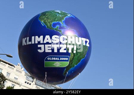 Wien, Österreich. September 2024. Klimaanschlag von Fridays for Futures im Lichte der Hochwasserkatastrophe in Österreich. Globus mit Aufschrift „Climate Protection Now“ Stockfoto