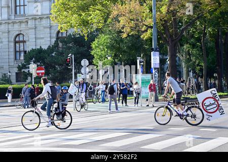 Wien, Österreich. September 2024. Klimaanschlag von Fridays for Futures im Lichte der Hochwasserkatastrophe in Österreich Stockfoto