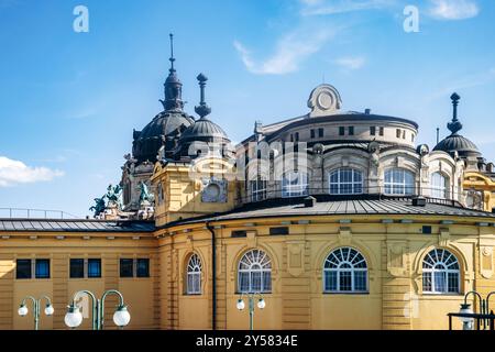 Szechenyi Thermalbad, einer der größten Badekomplexe Europas in Budapest. Stockfoto