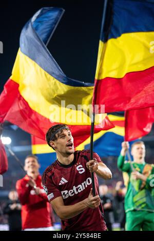 PRAG, TSCHECHISCHE REPUBLIK - 18. SEPTEMBER: Veljko Birmancevic vom AC Sparta Praha feiert mit Flagge während der UEFA Champions League 2024/25 League PHAs Stockfoto