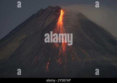 Magelang, Zentral-Java, Indonesien. September 2024. Mount Merapi Aktivität am Gemeindeüberwachungsposten in Kaliurang Selatan, Srumbung Magelang, Zentral-Java. Merapi spuckt seit fünf Tagen heiße Wolken mit Status III oder Alarm. (Kreditbild: © Dasril Roszandi/ZUMA Press Wire) NUR REDAKTIONELLE VERWENDUNG! Nicht für kommerzielle ZWECKE! Stockfoto