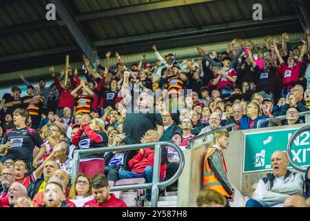 Wigan, Großbritannien. September 2024. Super League Rugby: Wigan Warriors gegen Salford Red Devils im Brick Stadium. Salford-Fans haben während des Spiels eine gute Stimme. James Giblin/Alamy Live News. Stockfoto