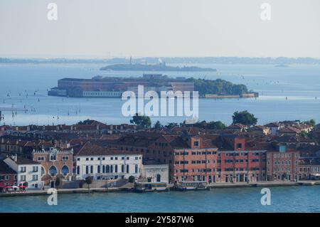 Venedig, Venetien, Italien. 16. September 2024: Ein Blick auf Venedig, Italien mit historischen Gebäuden mit Blick auf die Lagune. Stockfoto