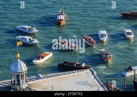 Venedig, Venetien, Italien. 16. September 2024: Boote, die auf den Gewässern des Canal Grande in Venedig fahren. Stockfoto