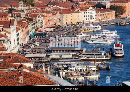 Venedig, Venetien, Italien. 16. September 2024: Belebte Uferpromenade und historische Gebäude entlang der venezianischen Kanäle, Venedig, Italien Stockfoto