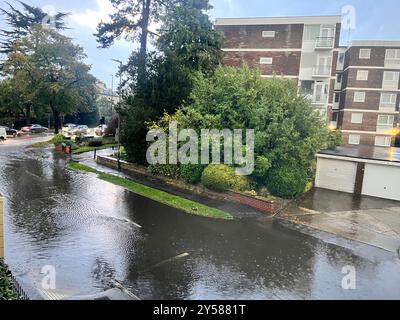 Überschwemmungen in Cheltenham, Gloucestershire, nahe der Lansdown Road nach einem Gewitter in der Gegend. Eine gelbe Wetterwarnung für Regenfälle wurde vom Met Office für Wales und Zentralsüdwest-England ausgegeben. Bilddatum: Freitag, 20. September 2024. Stockfoto