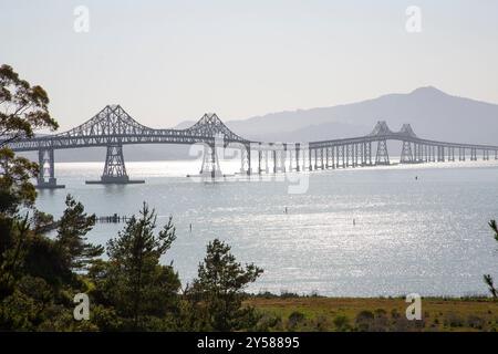 Blick auf die obere San Francisco Bay von Point Molate, Richmond, mit Blick auf die Richmond-San Rafael Brücke, tagsüber, mit Blick nach Südwesten. Stockfoto