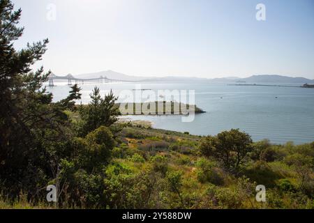 Blick auf die obere San Francisco Bay von Point Molate, Richmond, mit Blick auf die Richmond-San Rafael Brücke, tagsüber, mit Blick nach Südwesten. Stockfoto