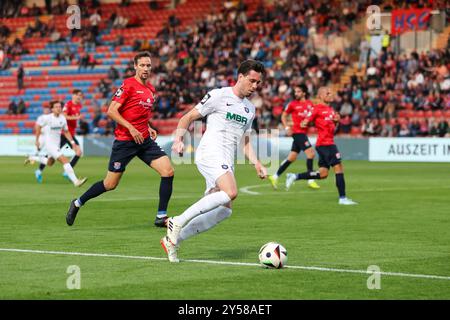 Marcel Bär (Erzgebirge Aue, 15) mit Ball im Strafraum, SpVgg Unterhaching vs. Erzgebirge Aue, Fussball, 3. Liga, 6. Spieltag, Saison 24/25, 20.09.2024, DFL-VORSCHRIFTEN VERBIETEN JEDE VERWENDUNG VON FOTOGRAFIEN ALS BILDSEQUENZEN, Foto: Eibner-Pressefoto/Jenni Maul Stockfoto